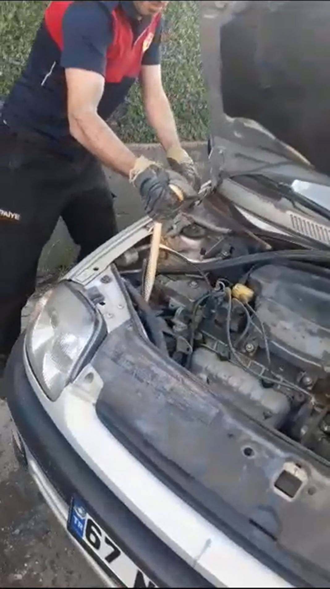 Otomobilin motorundan çıktı, görenler küçük dilini yuttu! İtfaiye ekipleri apar topar geldi, saatler sürdü 6